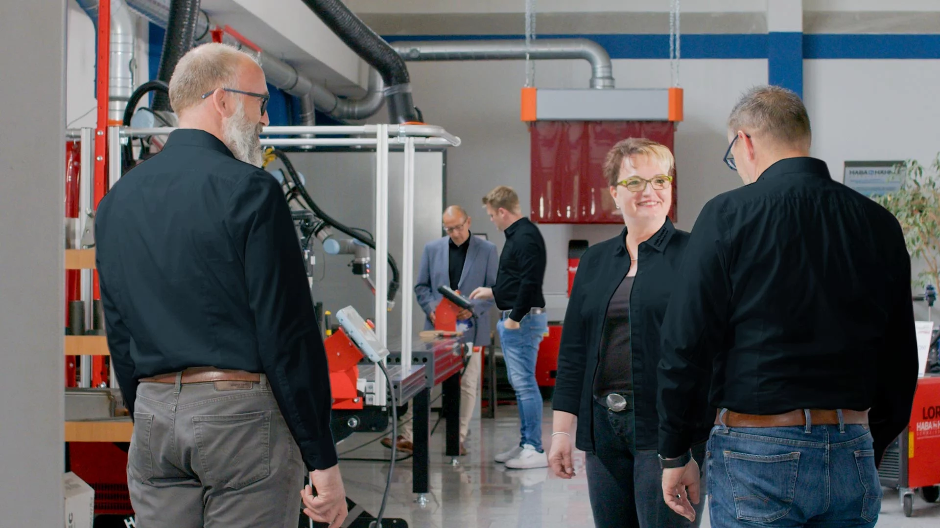 Beratungsgespräch im Ausstellungsraum eines SCHWEISS-PROFIS zwischen Schweißanlagen und Absaugtechnik