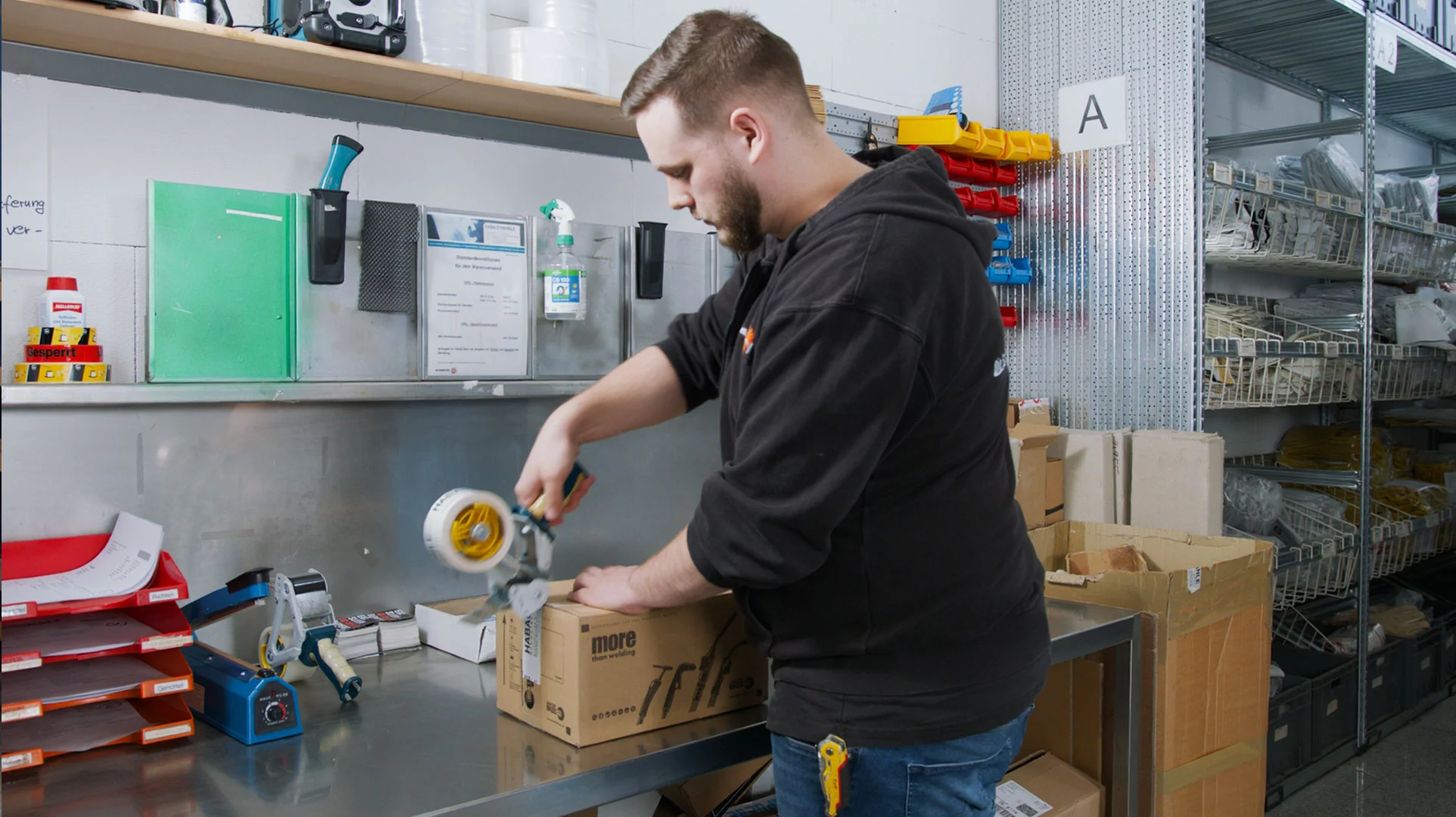 Mitarbeiter eines SCHWEISS-PROFI Fachbetriebs verpackt Ersatzteile im Lager