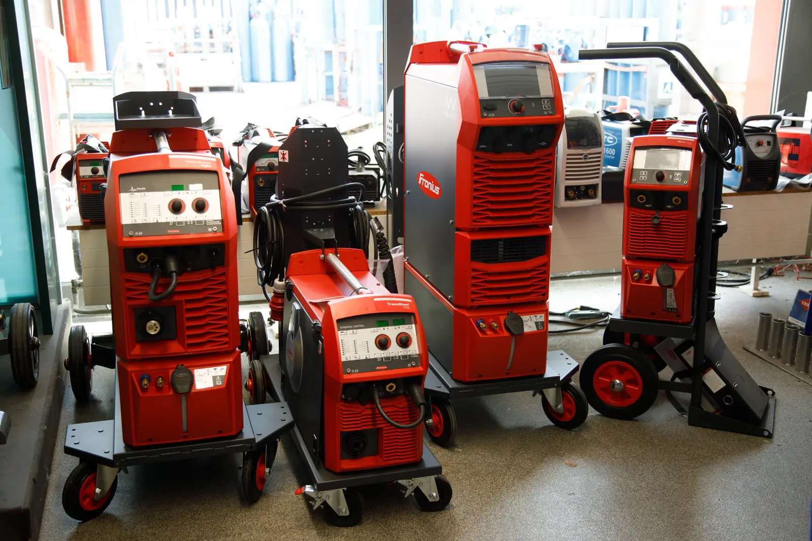 Mehrere Schweißstromquellen auf Fahrwagen im Ausstellungsraum eines SCHWEISS-PROFIS