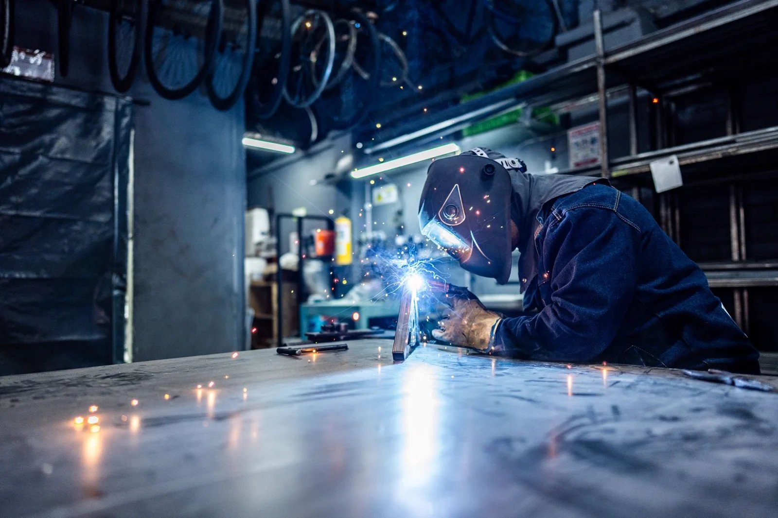 Schweißer bei der Arbeit mit einem Schweißbrenner an einem Werkstück in der Fertigung